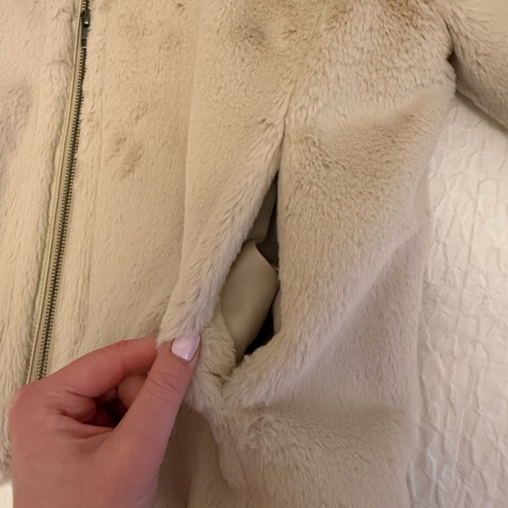 Vince Faux Fur Cream Jacket (Size: Large) - Picture 11 of 16
